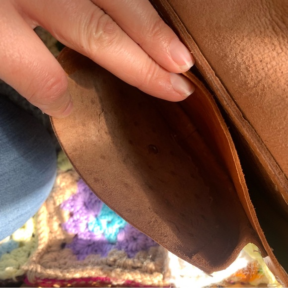 Vintage tooled leather crossbody bag with flower design and adjustable strap - Picture 7 of 9